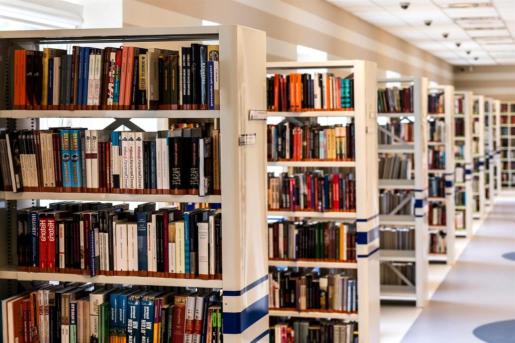 Imagine cu o bibliotecă liniștită și materiale informative